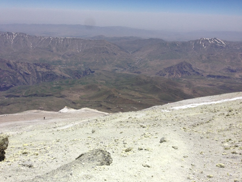  زمین های گوگردی قله دماوند در ارتفاع 5000 متر به بالا
